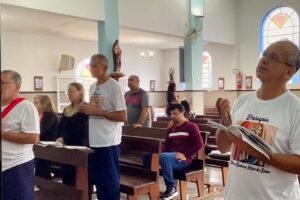 Terço dos Homens em Família - Coordenador Cláudio Luiz Farias. Igreja Nossa Senhora Mãe de Deus, Bairro Nossa Senhora de Lourdes, Juiz de Fora, Minas Gerais/MG, Brasil. Registro de Capoeira Estrela Dalva - Artista Plástica e Cineasta Salete Libardoni. IMG_6187. 3,76 GB. 09h15. Domingo, 18 de Maio de 2025. HD 1080p. MOV. Universidade Livre de Estudos Culturais da Capoeira - Universidade da Capoeira - UNICAPOEIRA, Instituto de Educação Socioambiental - IESAMBI, Associação de Capoeira - ASCA e Grupo de Capoeira MEIA LUA - Fundado Terça-feira, 29 de Maio de 1962. http://universidadedacapoeira.com/ Seja membro deste canal e ganhe benefícios: https://www.youtube.com/channel/UCE6HrA5Y_VZ4-hgw8FG13aw/join PIX - polemico72@hotmail.com