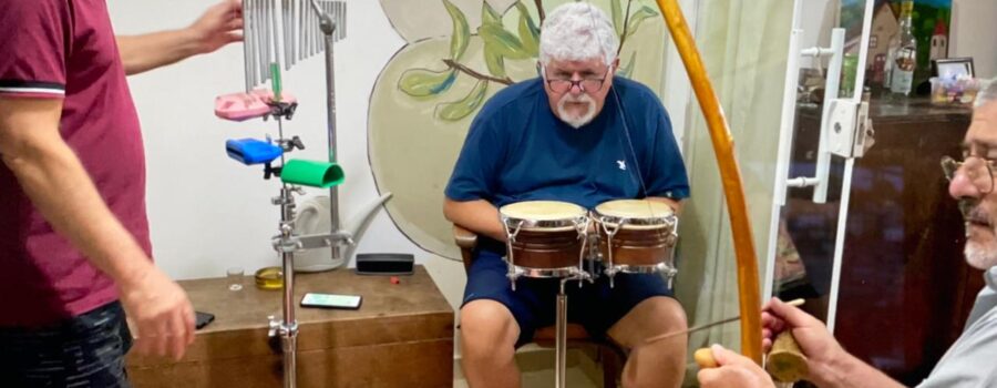 A Pá - Preparando Gravação. Xico - Francisco de Assis Couto Teixeira - Bongô, Mestre Polêmico - Berimbau, Pandeiro e Voz, Henrique Couto Teixeira - Surda, Conga, Bongô e Carrilhão. Sala VIP, Tigüéra 363, Juiz de Fora, Minas Gerais/MG, Brasil. Registro de Capoeira Mestre Polêmico - Professor Doutor João Couto Teixeira. IMG_0516/7. 2,46 GB. 19h34/20h24. Quinta-feira, 13 de Março de 2025. HD 1080p. MOV. Universidade Livre de Estudos Culturais da Capoeira - Universidade da Capoeira - UNICAPOEIRA, Instituto de Educação Socioambiental - IESAMBI, Associação de Capoeira - ASCA, Grupo de Capoeira MEIA LUA - Fundado na Terça-feira, 29 de Maio de 1962. Orquestra Harmônica de Berimbaus. http://universidadedacapoeira.com/ Seja membro deste canal e ganhe benefícios: https://www.youtube.com/channel/UCE6HrA5Y_VZ4-hgw8FG13aw/join PIX - polemico72@hotmail.com