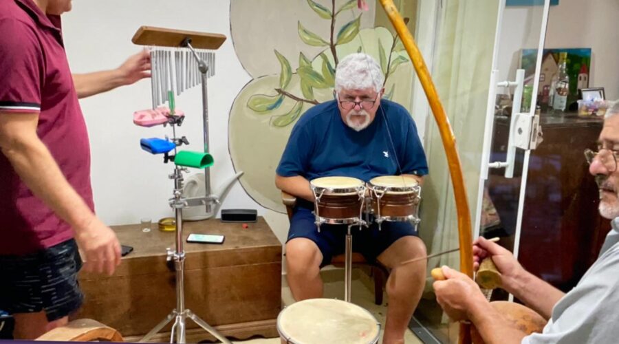 A Pá - Preparando Gravação. Xico - Francisco de Assis Couto Teixeira - Bongô, Mestre Polêmico - Berimbau, Pandeiro e Voz, Henrique Couto Teixeira - Surda, Conga, Bongô e Carrilhão. Sala VIP, Tigüéra 363, Juiz de Fora, Minas Gerais/MG, Brasil. Registro de Capoeira Mestre Polêmico - Professor Doutor João Couto Teixeira. IMG_0516/7. 2,46 GB. 19h34/20h24. Quinta-feira, 13 de Março de 2025. HD 1080p. MOV. Universidade Livre de Estudos Culturais da Capoeira - Universidade da Capoeira - UNICAPOEIRA, Instituto de Educação Socioambiental - IESAMBI, Associação de Capoeira - ASCA, Grupo de Capoeira MEIA LUA - Fundado na Terça-feira, 29 de Maio de 1962. Orquestra Harmônica de Berimbaus. http://universidadedacapoeira.com/ Seja membro deste canal e ganhe benefícios: https://www.youtube.com/channel/UCE6HrA5Y_VZ4-hgw8FG13aw/join PIX - polemico72@hotmail.com