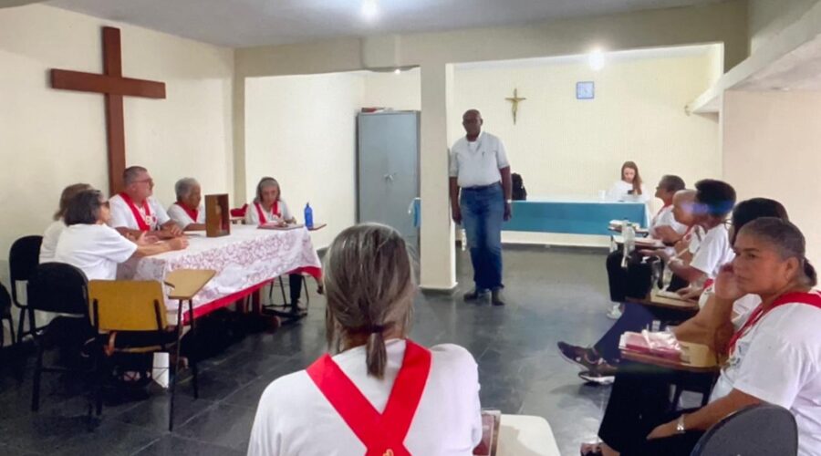 Reunião: Apóstol@s da Oração ao Sagrado Coração de Jesus. Igreja Nossa Senhora Mãe de Deus, Bairro Nossa Senhora de Lourdes, Juiz de Fora, Minas Gerais/MG, Brasil. Registro de Capoeira Mestre Polêmico - Professor Doutor João Couto Teixeira. IMG_6151. 5,99 GB. 16h00. Sexta-feira, 07 de Março de 2025. HD 1080p. MOV. Universidade Livre de Estudos Culturais da Capoeira - Universidade da Capoeira - UNICAPOEIRA, Instituto de Educação Socioambiental - IESAMBI, Associação de Capoeira - ASCA e Grupo de Capoeira MEIA LUA - Fundado Terça-feira, 29 de Maio de 1962. http://universidadedacapoeira.com/ Seja membro deste canal e ganhe benefícios: https://www.youtube.com/channel/UCE6HrA5Y_VZ4-hgw8FG13aw/join PIX - polemico72@hotmail.com
