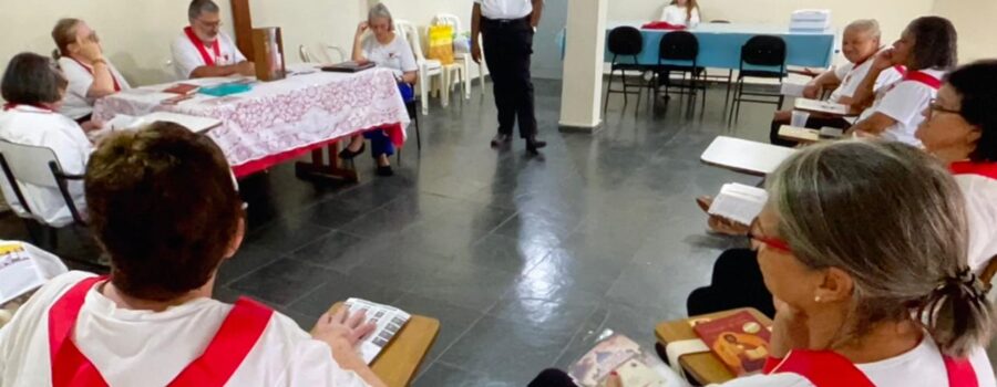 Apóstol@s da Oração ao Sagrado Coração de Jesus: Reunião. Salão Paroquial, Igreja Nossa Senhora Mãe de Deus, Bairro Nossa Senhora de Lourdes, Juiz de Fora, Minas Gerais/MG, Brasil. Registro de Capoeira Mestre Polêmico - Professor João Couto Teixeira. IMG_0548. 4,1 GB. 16h00. Sexta-feira, 04 de Abril de 2025. HD 1080p. MOV. Universidade Livre de Estudos Culturais da Capoeira - Universidade da Capoeira - UNICAPOEIRA, Instituto de Educação Socioambiental - IESAMBI, Associação de Capoeira - ASCA e Grupo de Capoeira MEIA LUA - Fundado Terça-feira, 29 de Maio de 1962. http://universidadedacapoeira.com/ Seja membro deste canal e ganhe benefícios: https://www.youtube.com/channel/UCE6HrA5Y_VZ4-hgw8FG13aw/join PIX - polemico72@hotmail.com