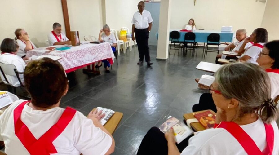 Apóstol@s da Oração ao Sagrado Coração de Jesus: Reunião. Salão Paroquial, Igreja Nossa Senhora Mãe de Deus, Bairro Nossa Senhora de Lourdes, Juiz de Fora, Minas Gerais/MG, Brasil. Registro de Capoeira Mestre Polêmico - Professor João Couto Teixeira. IMG_0548. 4,1 GB. 16h00. Sexta-feira, 04 de Abril de 2025. HD 1080p. MOV. Universidade Livre de Estudos Culturais da Capoeira - Universidade da Capoeira - UNICAPOEIRA, Instituto de Educação Socioambiental - IESAMBI, Associação de Capoeira - ASCA e Grupo de Capoeira MEIA LUA - Fundado Terça-feira, 29 de Maio de 1962. http://universidadedacapoeira.com/ Seja membro deste canal e ganhe benefícios: https://www.youtube.com/channel/UCE6HrA5Y_VZ4-hgw8FG13aw/join PIX - polemico72@hotmail.com