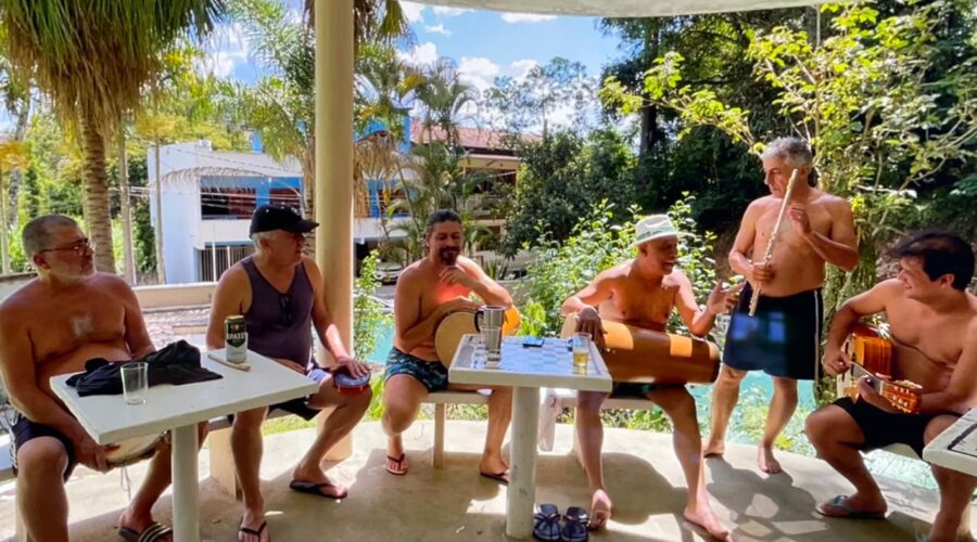 Bloco Carnavalesco Concentra e Cai. Neném - Ana Maria Couto Teixeira, Capoeira Mestre História - Antônio Carlos Lemos Ferreira - Voz e Surda, Capoeira Mestre Polêmico - Professor Doutor João Couto Teixeira - Voz e Pandeiro, Estêvão Couto Teixeira - Flauta, Henrique Couto Teixeira - Surda e Tamborim, David Teixeira Irsigler - Surda e Pedro Bustamante Teixeira - Violão. Piscina, Condomínio Residencial Tigüéra, Juiz de Fora, Minas Gerais/MG, Brasil. Registro de Capoeira Mestre Polêmico - Professor Doutor João Couto Teixeira. IMG_0513/6152. 11,32 GB. 11h19/13h04. Domingo, 09 de Março de 2025. HD 1080p. MOV. Universidade Livre de Estudos Culturais da Capoeira - Universidade da Capoeira - UNICAPOEIRA, Instituto de Educação Socioambiental - IESAMBI, Associação de Capoeira - ASCA, Grupo de Capoeira MEIA LUA - Fundado na Terça-feira - 29 de Maio de 1962. Orquestra Harmônica de Berimbaus. http://universidadedacapoeira.com/ Seja membro deste canal e ganhe benefícios: https://www.youtube.com/channel/UCE6HrA5Y_VZ4-hgw8FG13aw/join PIX - polemico72@hotmail.com