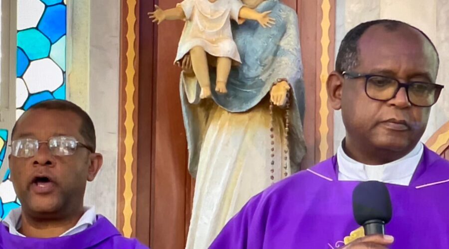 Celebração Eucarística: Padre Guanair da Silva Santos. Diácono Márcio Rosa dos Santos. Ministro Extraordinário da Sagrada Comunhão Amaro Azevedo. Acolhida Isabel dos Santos Souza Borges. Salmo 90 - Em Minhas Dores, Ó Senhor, Permanecei Junto de Mim - Salete Libardoni. Segunda Leitura Natália Regina Silva de Assis. Pastoral da Música Alexander Azalim, Ana Luísa Azalim e Leonardo Torres. Igreja Nossa Senhora Mãe de Deus, Bairro Nossa Senhora de Lourdes, Juiz de Fora, Minas Gerais/MG, Brasil. Registro de Capoeira Mestre Polêmico - Professor Doutor João Couto Teixeira. IMG_0512. 8,34 GB. 08h00. Domingo, 09 de Março de 2025. HD 1080p. MOV. Universidade Livre de Estudos Culturais da Capoeira - Universidade da Capoeira - UNICAPOEIRA, Instituto de Educação Socioambiental - IESAMBI, Associação de Capoeira - ASCA e Grupo de Capoeira MEIA LUA - Fundado Terça-feira, 29 de Maio de 1962. http://universidadedacapoeira.com/ Seja membro deste canal e ganhe benefícios: https://www.youtube.com/channel/UCE6HrA5Y_VZ4-hgw8FG13aw/join PIX - polemico72@hotmail.com