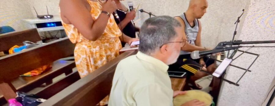 Pastoral da Música: Ensaio. Isabel dos Santos Sousa Borges, Dalvia da Silva Paula, Capoeira Mestres Polêmico e Avatar de Gravatá - Giovanni Diomedson de Andrade. Igreja Nossa Senhora Mãe de Deus, Bairro Nossa Senhora de Lourdes, Juiz de Fora, Minas Gerais/MG, Brasil. Registro de Capoeira Mestre Polêmico - Professor Doutor João Couto Teixeira. IMG_0545. 1,91 GB. 14h09. Quinta-feira, 03 de Abril de 2025. HD 1080p. MOV. Universidade Livre de Estudos Culturais da Capoeira - Universidade da Capoeira - UNICAPOEIRA, Instituto de Educação Socioambiental - IESAMBI, Associação de Capoeira - ASCA e Grupo de Capoeira MEIA LUA - Fundado Terça-feira, 29 de Maio de 1962. http://universidadedacapoeira.com/ Seja membro deste canal e ganhe benefícios: https://www.youtube.com/channel/UCE6HrA5Y_VZ4-hgw8FG13aw/join PIX - polemico72@hotmail.com