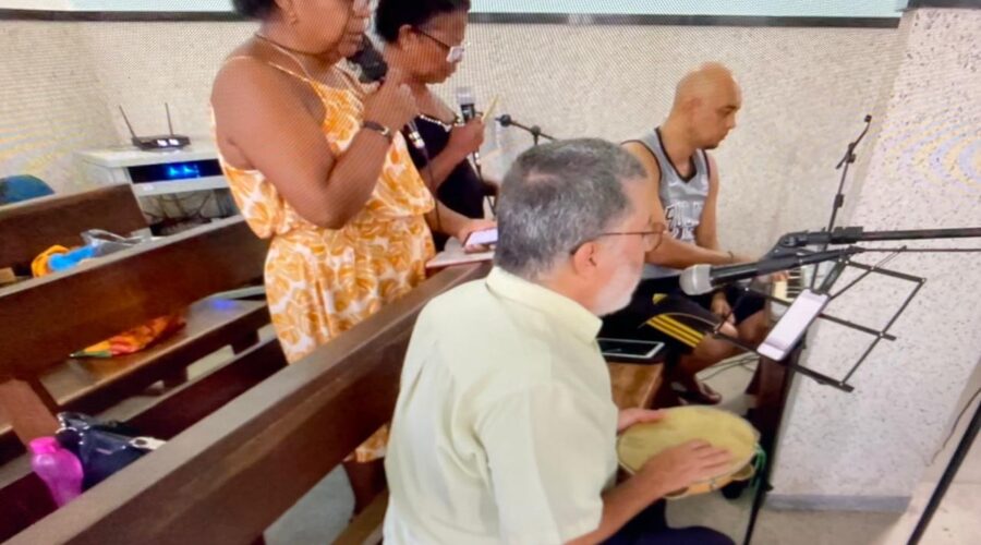 Pastoral da Música: Ensaio. Isabel dos Santos Sousa Borges, Dalvia da Silva Paula, Capoeira Mestres Polêmico e Avatar de Gravatá - Giovanni Diomedson de Andrade. Igreja Nossa Senhora Mãe de Deus, Bairro Nossa Senhora de Lourdes, Juiz de Fora, Minas Gerais/MG, Brasil. Registro de Capoeira Mestre Polêmico - Professor Doutor João Couto Teixeira. IMG_0545. 1,91 GB. 14h09. Quinta-feira, 03 de Abril de 2025. HD 1080p. MOV. Universidade Livre de Estudos Culturais da Capoeira - Universidade da Capoeira - UNICAPOEIRA, Instituto de Educação Socioambiental - IESAMBI, Associação de Capoeira - ASCA e Grupo de Capoeira MEIA LUA - Fundado Terça-feira, 29 de Maio de 1962. http://universidadedacapoeira.com/ Seja membro deste canal e ganhe benefícios: https://www.youtube.com/channel/UCE6HrA5Y_VZ4-hgw8FG13aw/join PIX - polemico72@hotmail.com