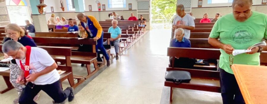 Terço dos Homens em Família: Ministro Extraordinário da Sagrada Comunhão Alexander Azalim. Igreja Nossa Senhora Mãe de Deus, Bairro Nossa Senhora de Lourdes, Juiz de Fora, Minas Gerais/MG, Brasil. Registro de Capoeira Mestre Polêmico - Professor Doutor João Couto Teixeira. IMG_0551.3,68 GB. 09h21. Domingo, 06 de Abril de 2025. HD 1080p. MOV. Universidade Livre de Estudos Culturais da Capoeira - Universidade da Capoeira - UNICAPOEIRA, Instituto de Educação Socioambiental - IESAMBI, Associação de Capoeira - ASCA e Grupo de Capoeira MEIA LUA - Fundado Terça-feira, 29 de Maio de 1962. http://universidadedacapoeira.com/ Seja membro deste canal e ganhe benefícios: https://www.youtube.com/channel/UCE6HrA5Y_VZ4-hgw8FG13aw/join PIX - polemico72@hotmail.com
