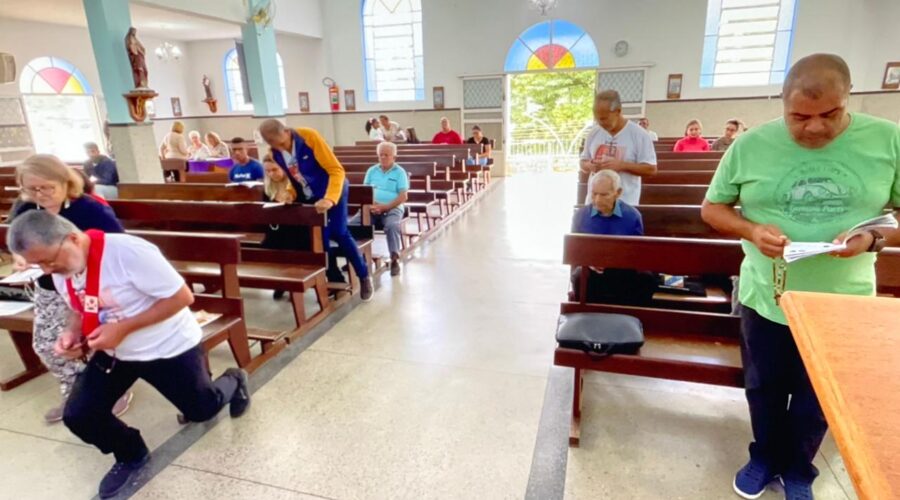 Terço dos Homens em Família: Ministro Extraordinário da Sagrada Comunhão Alexander Azalim. Igreja Nossa Senhora Mãe de Deus, Bairro Nossa Senhora de Lourdes, Juiz de Fora, Minas Gerais/MG, Brasil. Registro de Capoeira Mestre Polêmico - Professor Doutor João Couto Teixeira. IMG_0551.3,68 GB. 09h21. Domingo, 06 de Abril de 2025. HD 1080p. MOV. Universidade Livre de Estudos Culturais da Capoeira - Universidade da Capoeira - UNICAPOEIRA, Instituto de Educação Socioambiental - IESAMBI, Associação de Capoeira - ASCA e Grupo de Capoeira MEIA LUA - Fundado Terça-feira, 29 de Maio de 1962. http://universidadedacapoeira.com/ Seja membro deste canal e ganhe benefícios: https://www.youtube.com/channel/UCE6HrA5Y_VZ4-hgw8FG13aw/join PIX - polemico72@hotmail.com