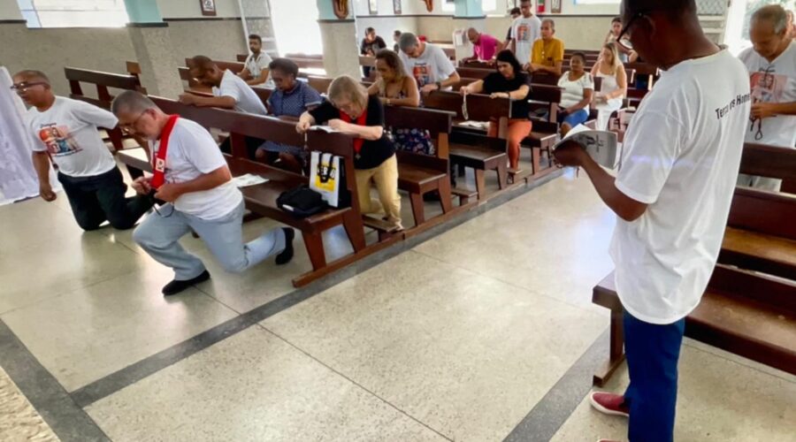 Terço dos Homens em Família: Tony - Antônio Luiz Lucindo. Igreja Nossa Senhora Mãe de Deus, Bairro Nossa Senhora de Lourdes, Juiz de Fora, Minas Gerais/MG, Brasil. Registro de Capoeira Mestre Polêmico - Professor Doutor João Couto Teixeira. IMG_0512. 4,53 GB. 09h15. Domingo, 09 de Março de 2025. HD 1080p. MOV. Universidade Livre de Estudos Culturais da Capoeira - Universidade da Capoeira - UNICAPOEIRA, Instituto de Educação Socioambiental - IESAMBI, Associação de Capoeira - ASCA e Grupo de Capoeira MEIA LUA - Fundado Terça-feira, 29 de Maio de 1962. http://universidadedacapoeira.com/ Seja membro deste canal e ganhe benefícios: https://www.youtube.com/channel/UCE6HrA5Y_VZ4-hgw8FG13aw/join PIX - polemico72@hotmail.com
