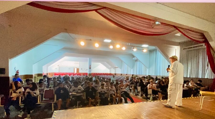 UNICAPOEIRA MEIA LUA: de Salvador à Juiz de Fora. Instituto Vianna Júnior, Avenida dos Andradas, Número 415, Bairro Jardim Glória, Juiz de Fora, Minas Gerais/MG, Brasil. Registro de Capoeira Mestre Polêmico - Professor João Couto Teixeira. IMG_3234. 4,33 GB. 10h04. Quinta-feira, 05 de Junho de 2025. HD 1080p. MOV. Universidade Livre de Estudos Culturais da Capoeira - Universidade da Capoeira - UNICAPOEIRA, Instituto de Educação Socioambiental - IESAMBI, Associação de Capoeira - ASCA e Grupo de Capoeira MEIA LUA - Fundado Terça-feira, 29 de Maio de 1962. Orquestra Harmônica de Berimbaus. http://universidadedacapoeira.com/ Seja membro deste canal e ganhe benefícios: https://www.youtube.com/channel/UCE6HrA5Y_VZ4-hgw8FG13aw/join PIX - polemico72@hotmail.com