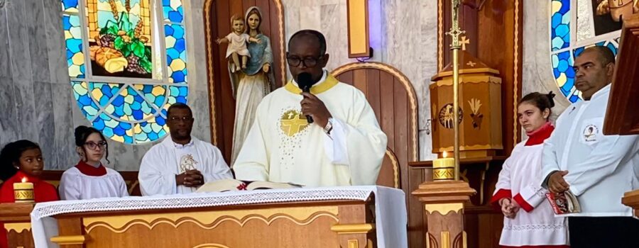 Celebração Eucarística: Padre Guanair da Silva Santos. Diácono Márcio Rosa dos Santos. Ministro Extraordinário da Sagrada Comunhão Alexander Azalim. Coroinha Luiza Maria. Acólitas Anita e Alanis Oliveira Farias. Acolhida Ministro Extraordinário da Sagrada Comunhão Eduardo Boscaro Yung. Primeira Leitura Sebastião Rosa Leite Filho. Salmo 115 - Oferto ao Senhor um Sacrifício de Louvor - Mestre Polêmico. Segunda Leitura Coordenador Cláudio Luiz Farias. Preces da Comunidade Ministro Extraordinário da Sagrada Comunhão Paulo Roberto Pires. Pastoral da Música Luiz Gajardo. Igreja Nossa Senhora Mãe de Deus, Bairro Nossa Senhora de Lourdes, Juiz de Fora, Minas Gerais/MG, Brasil. Registro de Capoeira Estrela Dalva - Artista Plástica e Cineasta Salete Libardoni. IMG_3486. 8,95 GB. 08h00. Domingo, 15 de Junho de 2025. HD 1080p. MOV. Universidade Livre de Estudos Culturais da Capoeira - Universidade da Capoeira - UNICAPOEIRA, Instituto de Educação Socioambiental - IESAMBI, Associação de Capoeira - ASCA e Grupo de Capoeira MEIA LUA - Fundado Terça-feira, 29 de Maio de 1962. http://universidadedacapoeira.com/ Seja membro deste canal e ganhe benefícios: https://www.youtube.com/channel/UCE6HrA5Y_VZ4-hgw8FG13aw/join PIX - polemico72@hotmail.com