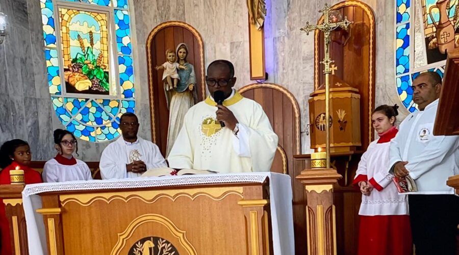 Celebração Eucarística: Padre Guanair da Silva Santos. Diácono Márcio Rosa dos Santos. Ministro Extraordinário da Sagrada Comunhão Alexander Azalim. Coroinha Luiza Maria. Acólitas Anita e Alanis Oliveira Farias. Acolhida Ministro Extraordinário da Sagrada Comunhão Eduardo Boscaro Yung. Primeira Leitura Sebastião Rosa Leite Filho. Salmo 115 - Oferto ao Senhor um Sacrifício de Louvor - Mestre Polêmico. Segunda Leitura Coordenador Cláudio Luiz Farias. Preces da Comunidade Ministro Extraordinário da Sagrada Comunhão Paulo Roberto Pires. Pastoral da Música Luiz Gajardo. Igreja Nossa Senhora Mãe de Deus, Bairro Nossa Senhora de Lourdes, Juiz de Fora, Minas Gerais/MG, Brasil. Registro de Capoeira Estrela Dalva - Artista Plástica e Cineasta Salete Libardoni. IMG_3486. 8,95 GB. 08h00. Domingo, 15 de Junho de 2025. HD 1080p. MOV. Universidade Livre de Estudos Culturais da Capoeira - Universidade da Capoeira - UNICAPOEIRA, Instituto de Educação Socioambiental - IESAMBI, Associação de Capoeira - ASCA e Grupo de Capoeira MEIA LUA - Fundado Terça-feira, 29 de Maio de 1962. http://universidadedacapoeira.com/ Seja membro deste canal e ganhe benefícios: https://www.youtube.com/channel/UCE6HrA5Y_VZ4-hgw8FG13aw/join PIX - polemico72@hotmail.com