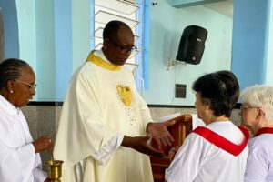 Celebração Eucarística à Apóstol@s da Oração ao Sagrado Coração de Jesus: Padre Guanair da Silva Santos. Ministra Extraordinária da Sagrada Comunhão Maria Inês. Acolhida Ministra Extraordinária da Sagrada Comunhão Rosenei Freitas Ferreira Fonseca. Salmo 102 - O Senhor pôs o Seu Trono lá nos Céus - Mestre Polêmico. Preces da Comunidade Natália Regina Silva de Assis. Bênção de Fitas à Novos Membros - Lúcia Cristina Grandi Pires e Maria Tereza Fonseca Aleixo. Igreja Nossa Senhora Mãe de Deus, Bairro Nossa Senhora de Lourdes, Juiz de Fora, Minas Gerais/MG, Brasil. Registro de Capoeira Estrela Dalva - Artista Plástica e Cineasta Salete Libardoni. IMG_3241. 5,86 GB. 08h13. Sexta-feira, 06 de Junho de 2025. HD 1080p. MOV. Universidade Livre de Estudos Culturais da Capoeira - Universidade da Capoeira - UNICAPOEIRA, Instituto de Educação Socioambiental - IESAMBI, Associação de Capoeira - ASCA e Grupo de Capoeira MEIA LUA - Fundado Terça-feira, 29 de Maio de 1962. http://universidadedacapoeira.com/ Seja membro deste canal e ganhe benefícios: https://www.youtube.com/channel/UCE6HrA5Y_VZ4-hgw8FG13aw/join PIX - polemico72@hotmail.com