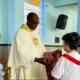 Missa à Apóstol@s da Oração ao Sagrado Coração de Jesus: Padre Guanair da Silva Santos. Ministra Maria Inês. Acolhida Ministra Rosenei. Salmo 102 – O Senhor pôs o Seu Trono lá nos Céus – Mestre Polêmico. Preces da Comunidade Natália. Bênção de Fitas à Novos Membros – Lúcia e Maria Tereza. Igreja Nossa Senhora Mãe de Deus, Juiz de Fora. IMG_3241. 5,86 GB. 08h13. 6a. 06Jun25.