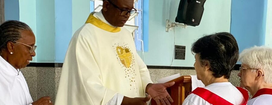 Celebração Eucarística à Apóstol@s da Oração ao Sagrado Coração de Jesus: Padre Guanair da Silva Santos. Ministra Extraordinária da Sagrada Comunhão Maria Inês. Acolhida Ministra Extraordinária da Sagrada Comunhão Rosenei Freitas Ferreira Fonseca. Salmo 102 - O Senhor pôs o Seu Trono lá nos Céus - Mestre Polêmico. Preces da Comunidade Natália Regina Silva de Assis. Bênção de Fitas à Novos Membros - Lúcia Cristina Grandi Pires e Maria Tereza Fonseca Aleixo. Igreja Nossa Senhora Mãe de Deus, Bairro Nossa Senhora de Lourdes, Juiz de Fora, Minas Gerais/MG, Brasil. Registro de Capoeira Estrela Dalva - Artista Plástica e Cineasta Salete Libardoni. IMG_3241. 5,86 GB. 08h13. Sexta-feira, 06 de Junho de 2025. HD 1080p. MOV. Universidade Livre de Estudos Culturais da Capoeira - Universidade da Capoeira - UNICAPOEIRA, Instituto de Educação Socioambiental - IESAMBI, Associação de Capoeira - ASCA e Grupo de Capoeira MEIA LUA - Fundado Terça-feira, 29 de Maio de 1962. http://universidadedacapoeira.com/ Seja membro deste canal e ganhe benefícios: https://www.youtube.com/channel/UCE6HrA5Y_VZ4-hgw8FG13aw/join PIX - polemico72@hotmail.com