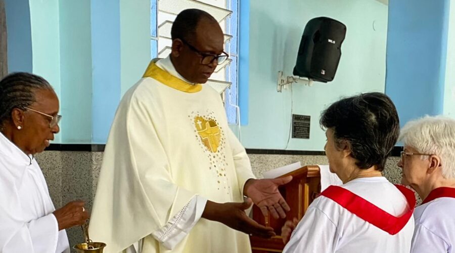 Celebração Eucarística à Apóstol@s da Oração ao Sagrado Coração de Jesus: Padre Guanair da Silva Santos. Ministra Extraordinária da Sagrada Comunhão Maria Inês. Acolhida Ministra Extraordinária da Sagrada Comunhão Rosenei Freitas Ferreira Fonseca. Salmo 102 - O Senhor pôs o Seu Trono lá nos Céus - Mestre Polêmico. Preces da Comunidade Natália Regina Silva de Assis. Bênção de Fitas à Novos Membros - Lúcia Cristina Grandi Pires e Maria Tereza Fonseca Aleixo. Igreja Nossa Senhora Mãe de Deus, Bairro Nossa Senhora de Lourdes, Juiz de Fora, Minas Gerais/MG, Brasil. Registro de Capoeira Estrela Dalva - Artista Plástica e Cineasta Salete Libardoni. IMG_3241. 5,86 GB. 08h13. Sexta-feira, 06 de Junho de 2025. HD 1080p. MOV. Universidade Livre de Estudos Culturais da Capoeira - Universidade da Capoeira - UNICAPOEIRA, Instituto de Educação Socioambiental - IESAMBI, Associação de Capoeira - ASCA e Grupo de Capoeira MEIA LUA - Fundado Terça-feira, 29 de Maio de 1962. http://universidadedacapoeira.com/ Seja membro deste canal e ganhe benefícios: https://www.youtube.com/channel/UCE6HrA5Y_VZ4-hgw8FG13aw/join PIX - polemico72@hotmail.com