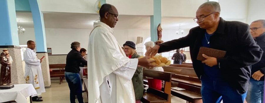 Celebração Eucarística: Padre Guanair da Silva Santos. Diácono Márcio Rosa dos Santos. Ministro Extraordinário da Sagrada Comunhão e Preces da Comunidade Paulo Roberto Pires. Coroinha Esther Portes Macedo. Acolhida Ministra Extraordinária da Sagrada Comunhão Ana Venâncio. Leitura Graça. Salmo 115 - Oferto ao Senhor um Sacrifício de Louvor - Mestre Polêmico. Igreja Nossa Senhora Mãe de Deus, Bairro Nossa Senhora de Lourdes, Juiz de Fora, Minas Gerais/MG, Brasil. Registro de Capoeira Estrela Dalva - Artista Plástica e Cineasta Salete Libardoni. IMG_3441. 8,6 GB. 07h56. Sexta-feira, 13 de Junho de 2025. HD 1080p. MOV. Universidade Livre de Estudos Culturais da Capoeira - Universidade da Capoeira - UNICAPOEIRA, Instituto de Educação Socioambiental - IESAMBI, Associação de Capoeira - ASCA e Grupo de Capoeira MEIA LUA - Fundado Terça-feira, 29 de Maio de 1962. http://universidadedacapoeira.com/ Seja membro deste canal e ganhe benefícios: https://www.youtube.com/channel/UCE6HrA5Y_VZ4-hgw8FG13aw/join PIX - polemico72@hotmail.com