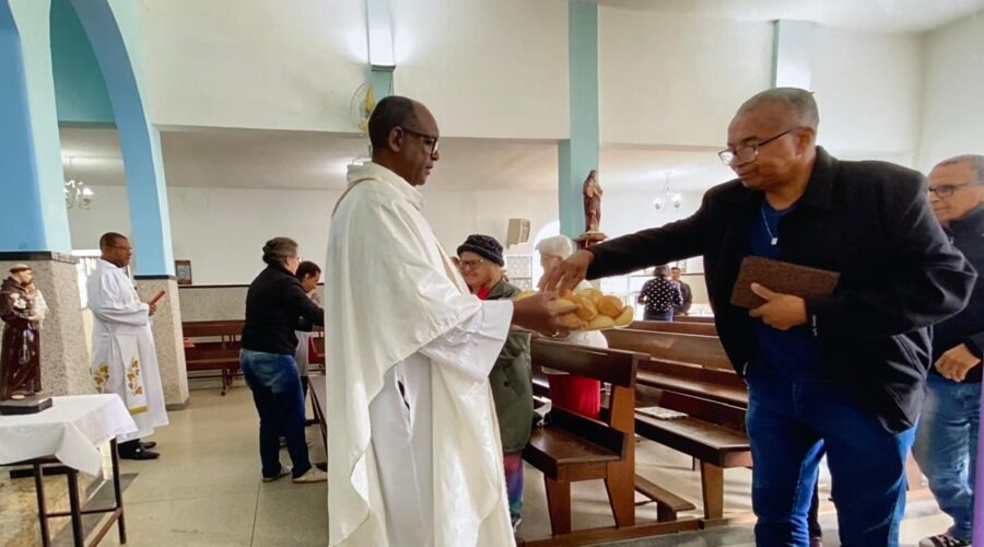 Celebração Eucarística: Padre Guanair da Silva Santos. Diácono Márcio Rosa dos Santos. Ministro Extraordinário da Sagrada Comunhão e Preces da Comunidade Paulo Roberto Pires. Coroinha Esther Portes Macedo. Acolhida Ministra Extraordinária da Sagrada Comunhão Ana Venâncio. Leitura Graça. Salmo 115 - Oferto ao Senhor um Sacrifício de Louvor - Mestre Polêmico. Igreja Nossa Senhora Mãe de Deus, Bairro Nossa Senhora de Lourdes, Juiz de Fora, Minas Gerais/MG, Brasil. Registro de Capoeira Estrela Dalva - Artista Plástica e Cineasta Salete Libardoni. IMG_3441. 8,6 GB. 07h56. Sexta-feira, 13 de Junho de 2025. HD 1080p. MOV. Universidade Livre de Estudos Culturais da Capoeira - Universidade da Capoeira - UNICAPOEIRA, Instituto de Educação Socioambiental - IESAMBI, Associação de Capoeira - ASCA e Grupo de Capoeira MEIA LUA - Fundado Terça-feira, 29 de Maio de 1962. http://universidadedacapoeira.com/ Seja membro deste canal e ganhe benefícios: https://www.youtube.com/channel/UCE6HrA5Y_VZ4-hgw8FG13aw/join PIX - polemico72@hotmail.com