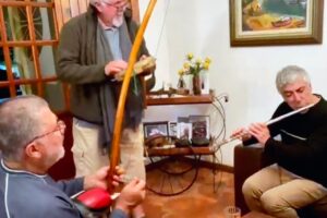 Reunião Musical Couto Teixeira: Xico - Francisco de Assis Couto Teixeira - Pandeiro, Mestre Polêmico - Professor Doutor João Couto Teixeira - Berimbau e Estêvão Couto Teixeira - Flauta. Sala de Visitas, Tigüéra 110, Juiz de Fora, Minas Gerais/MG, Brasil. Registro de Capoeira Estrela Dalva - Artista Plástica e Cineasta Salete Libardoni. 316 MB. 20h00. Domingo, 08 de Junho de 2025. HD 1080p. MOV. Universidade Livre de Estudos Culturais da Capoeira - Universidade da Capoeira - UNICAPOEIRA, Instituto de Educação Socioambiental - IESAMBI, Associação de Capoeira - ASCA e Grupo de Capoeira MEIA LUA - Fundado Terça-feira, 29 de Maio de 1962. http://universidadedacapoeira.com/ Seja membro deste canal e ganhe benefícios: https://www.youtube.com/channel/UCE6HrA5Y_VZ4-hgw8FG13aw/join PIX - polemico72@hotmail.com