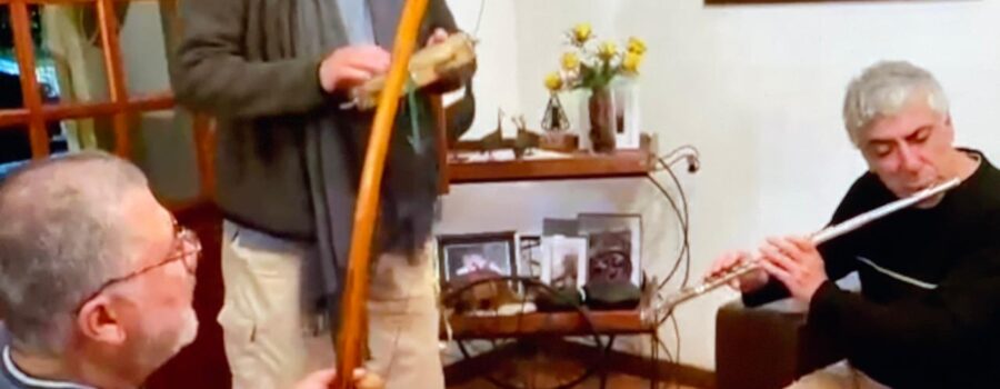 Reunião Musical Couto Teixeira: Xico - Francisco de Assis Couto Teixeira - Pandeiro, Mestre Polêmico - Professor Doutor João Couto Teixeira - Berimbau e Estêvão Couto Teixeira - Flauta. Sala de Visitas, Tigüéra 110, Juiz de Fora, Minas Gerais/MG, Brasil. Registro de Capoeira Estrela Dalva - Artista Plástica e Cineasta Salete Libardoni. 316 MB. 20h00. Domingo, 08 de Junho de 2025. HD 1080p. MOV. Universidade Livre de Estudos Culturais da Capoeira - Universidade da Capoeira - UNICAPOEIRA, Instituto de Educação Socioambiental - IESAMBI, Associação de Capoeira - ASCA e Grupo de Capoeira MEIA LUA - Fundado Terça-feira, 29 de Maio de 1962. http://universidadedacapoeira.com/ Seja membro deste canal e ganhe benefícios: https://www.youtube.com/channel/UCE6HrA5Y_VZ4-hgw8FG13aw/join PIX - polemico72@hotmail.com