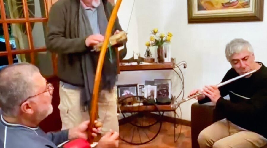 Reunião Musical Couto Teixeira: Xico - Francisco de Assis Couto Teixeira - Pandeiro, Mestre Polêmico - Professor Doutor João Couto Teixeira - Berimbau e Estêvão Couto Teixeira - Flauta. Sala de Visitas, Tigüéra 110, Juiz de Fora, Minas Gerais/MG, Brasil. Registro de Capoeira Estrela Dalva - Artista Plástica e Cineasta Salete Libardoni. 316 MB. 20h00. Domingo, 08 de Junho de 2025. HD 1080p. MOV. Universidade Livre de Estudos Culturais da Capoeira - Universidade da Capoeira - UNICAPOEIRA, Instituto de Educação Socioambiental - IESAMBI, Associação de Capoeira - ASCA e Grupo de Capoeira MEIA LUA - Fundado Terça-feira, 29 de Maio de 1962. http://universidadedacapoeira.com/ Seja membro deste canal e ganhe benefícios: https://www.youtube.com/channel/UCE6HrA5Y_VZ4-hgw8FG13aw/join PIX - polemico72@hotmail.com