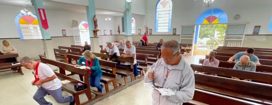 Terço dos Homens em Família: Coordenador Cláudio Luiz Farias. Igreja Nossa Senhora Mãe de Deus, Bairro Nossa Senhora de Lourdes, Juiz de Fora, Minas Gerais/MG, Brasil. Registro de Capoeira Estrela Dalva - Artista Plástica e Cineasta Salete Libardoni. IMG_0623. 3,8 GB. 08h05. Domingo, 08 de Junho de 2025. HD 1080p. MOV. Universidade Livre de Estudos Culturais da Capoeira - Universidade da Capoeira - UNICAPOEIRA, Instituto de Educação Socioambiental - IESAMBI, Associação de Capoeira - ASCA e Grupo de Capoeira MEIA LUA - Fundado Terça-feira, 29 de Maio de 1962. http://universidadedacapoeira.com/ Seja membro deste canal e ganhe benefícios: https://www.youtube.com/channel/UCE6HrA5Y_VZ4-hgw8FG13aw/join PIX - polemico72@hotmail.com