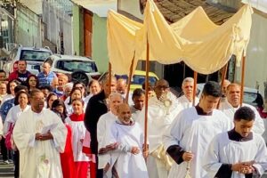 Celebração Eucarística e Procissão: Corpus Christi. Padre Guanair da Silva Santos. Diácono Márcio Rosa dos Santos. Ministra Extraordinária da Sagrada Comunhão Simone Yung. Acólitas Maria Fernanda Maia e Anita Oliveira. Coroinha Luiza Maria. Acolhida Ministra Extraordinária da Sagrada Comunhão Vera Milagre. Salmo 110 - Tu és Sacerdote Eternamente, Segundo a Ordem do Rei Melquisedec - Geraldo. Preces da Comunidade Ana dos Santos. Pastoral da Música Abraão Rocha. Igreja Nossa Senhora Mãe de Deus, Bairro Nossa Senhora de Lourdes, Juiz de Fora, Minas Gerais/MG, Brasil. Registro de Capoeira Mestre Polêmico - Professor Doutor João Couto Teixeira. IMG_3570. 13,64 GB. 08h00. Quinta-feira, 19 de Junho de 2025. HD 1080p. MOV. Universidade Livre de Estudos Culturais da Capoeira - Universidade da Capoeira - UNICAPOEIRA, Instituto de Educação Socioambiental - IESAMBI, Associação de Capoeira - ASCA e Grupo de Capoeira MEIA LUA - Fundado Terça-feira, 29 de Maio de 1962. http://universidadedacapoeira.com/ Seja membro deste canal e ganhe benefícios: https://www.youtube.com/channel/UCE6HrA5Y_VZ4-hgw8FG13aw/join PIX - polemico72@hotmail.com