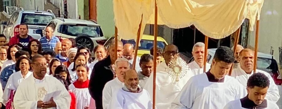 Celebração Eucarística e Procissão: Corpus Christi. Padre Guanair da Silva Santos. Diácono Márcio Rosa dos Santos. Ministra Extraordinária da Sagrada Comunhão Simone Yung. Acólitas Maria Fernanda Maia e Anita Oliveira. Coroinha Luiza Maria. Acolhida Ministra Extraordinária da Sagrada Comunhão Vera Milagre. Salmo 110 - Tu és Sacerdote Eternamente, Segundo a Ordem do Rei Melquisedec - Geraldo. Preces da Comunidade Ana dos Santos. Pastoral da Música Abraão Rocha. Igreja Nossa Senhora Mãe de Deus, Bairro Nossa Senhora de Lourdes, Juiz de Fora, Minas Gerais/MG, Brasil. Registro de Capoeira Mestre Polêmico - Professor Doutor João Couto Teixeira. IMG_3570. 13,64 GB. 08h00. Quinta-feira, 19 de Junho de 2025. HD 1080p. MOV. Universidade Livre de Estudos Culturais da Capoeira - Universidade da Capoeira - UNICAPOEIRA, Instituto de Educação Socioambiental - IESAMBI, Associação de Capoeira - ASCA e Grupo de Capoeira MEIA LUA - Fundado Terça-feira, 29 de Maio de 1962. http://universidadedacapoeira.com/ Seja membro deste canal e ganhe benefícios: https://www.youtube.com/channel/UCE6HrA5Y_VZ4-hgw8FG13aw/join PIX - polemico72@hotmail.com