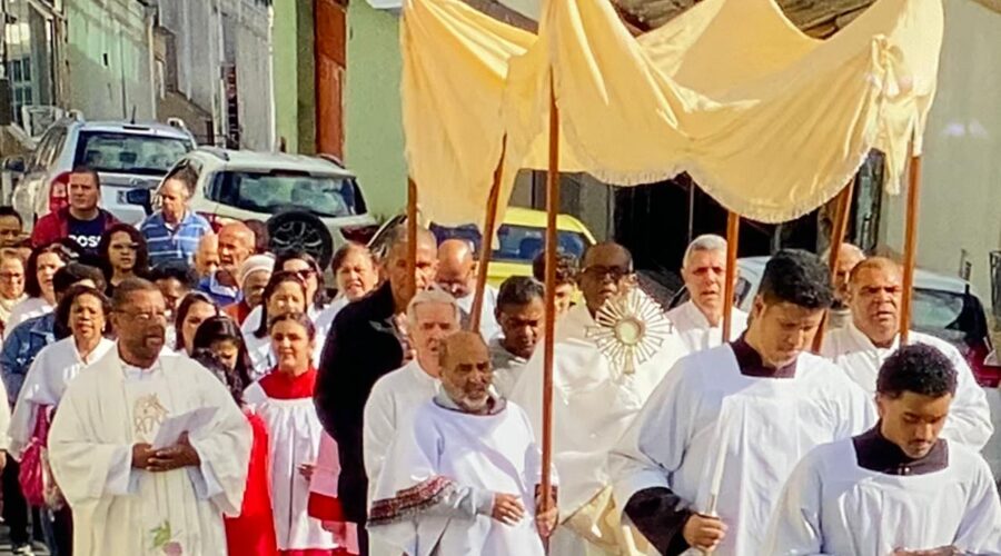 Celebração Eucarística e Procissão: Corpus Christi. Padre Guanair da Silva Santos. Diácono Márcio Rosa dos Santos. Ministra Extraordinária da Sagrada Comunhão Simone Yung. Acólitas Maria Fernanda Maia e Anita Oliveira. Coroinha Luiza Maria. Acolhida Ministra Extraordinária da Sagrada Comunhão Vera Milagre. Salmo 110 - Tu és Sacerdote Eternamente, Segundo a Ordem do Rei Melquisedec - Geraldo. Preces da Comunidade Ana dos Santos. Pastoral da Música Abraão Rocha. Igreja Nossa Senhora Mãe de Deus, Bairro Nossa Senhora de Lourdes, Juiz de Fora, Minas Gerais/MG, Brasil. Registro de Capoeira Mestre Polêmico - Professor Doutor João Couto Teixeira. IMG_3570. 13,64 GB. 08h00. Quinta-feira, 19 de Junho de 2025. HD 1080p. MOV. Universidade Livre de Estudos Culturais da Capoeira - Universidade da Capoeira - UNICAPOEIRA, Instituto de Educação Socioambiental - IESAMBI, Associação de Capoeira - ASCA e Grupo de Capoeira MEIA LUA - Fundado Terça-feira, 29 de Maio de 1962. http://universidadedacapoeira.com/ Seja membro deste canal e ganhe benefícios: https://www.youtube.com/channel/UCE6HrA5Y_VZ4-hgw8FG13aw/join PIX - polemico72@hotmail.com