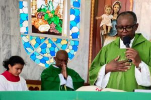 Celebração Eucarística: Padre Guanair da Silva Santos. Diácono Márcio Rosa dos Santos. Ministro Extraordinário da Sagrada Comunhão Paulo Roberto Pires. Acólita Maria Fernanda Maia. Acolhida Ministro Extraordinário da Sagrada Comunhão Alexander Azalim. Primeira Leitura Coordenador CláudioLuiz Farias. Salmo 62 - A Minha Alma tem Sede de Vós, como a Terra Sedenta, Ó Meu Deus - Geraldo. Segunda Leitura Sebastião Rosa Leite Filho. Preces da Comunidade Mestre Polêmico. Igreja Nossa Senhora Mãe de Deus, Bairro Nossa Senhora de Lourdes, Juiz de Fora, Minas Gerais/MG, Brasil. Registro de Capoeira Mestre Polêmico - Professor Doutor João Couto Teixeira. IMG_3640. 8,8 GB. 08h00. Domingo, 22 de Junho de 2025. HD 1080p. MOV. Universidade Livre de Estudos Culturais da Capoeira - Universidade da Capoeira - UNICAPOEIRA, Instituto de Educação Socioambiental - IESAMBI, Associação de Capoeira - ASCA e Grupo de Capoeira MEIA LUA - Fundado Terça-feira, 29 de Maio de 1962. http://universidadedacapoeira.com/ Seja membro deste canal e ganhe benefícios: https://www.youtube.com/channel/UCE6HrA5Y_VZ4-hgw8FG13aw/join PIX - polemico72@hotmail.com
