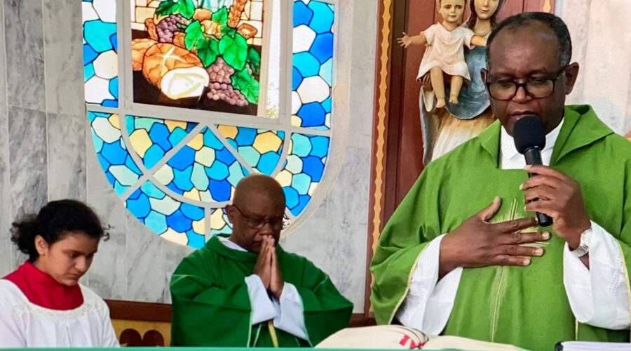 Celebração Eucarística: Padre Guanair da Silva Santos. Diácono Márcio Rosa dos Santos. Ministro Extraordinário da Sagrada Comunhão Paulo Roberto Pires. Acólita Maria Fernanda Maia. Acolhida Ministro Extraordinário da Sagrada Comunhão Alexander Azalim. Primeira Leitura Coordenador CláudioLuiz Farias. Salmo 62 - A Minha Alma tem Sede de Vós, como a Terra Sedenta, Ó Meu Deus - Geraldo. Segunda Leitura Sebastião Rosa Leite Filho. Preces da Comunidade Mestre Polêmico. Igreja Nossa Senhora Mãe de Deus, Bairro Nossa Senhora de Lourdes, Juiz de Fora, Minas Gerais/MG, Brasil. Registro de Capoeira Mestre Polêmico - Professor Doutor João Couto Teixeira. IMG_3640. 8,8 GB. 08h00. Domingo, 22 de Junho de 2025. HD 1080p. MOV. Universidade Livre de Estudos Culturais da Capoeira - Universidade da Capoeira - UNICAPOEIRA, Instituto de Educação Socioambiental - IESAMBI, Associação de Capoeira - ASCA e Grupo de Capoeira MEIA LUA - Fundado Terça-feira, 29 de Maio de 1962. http://universidadedacapoeira.com/ Seja membro deste canal e ganhe benefícios: https://www.youtube.com/channel/UCE6HrA5Y_VZ4-hgw8FG13aw/join PIX - polemico72@hotmail.com