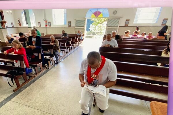 Terço dos Homens em Família: Mestre Polêmico. Igreja Nossa Senhora Mãe de Deus, Bairro Nossa Senhora de Lourdes, Juiz de Fora, Minas Gerais/MG, Brasil. Registro de Capoeira Estrela Dalva - Artista Plástica e Cineasta Salete Libardoni. IMG_3839. 4,03 GB. 09h17. Domingo, 29 de Junho de 2025. HD 1080p. MOV. Universidade Livre de Estudos Culturais da Capoeira - Universidade da Capoeira - UNICAPOEIRA, Instituto de Educação Socioambiental - IESAMBI, Associação de Capoeira - ASCA e Grupo de Capoeira MEIA LUA - Fundado Terça-feira, 29 de Maio de 1962. http://universidadedacapoeira.com/ Seja membro deste canal e ganhe benefícios: https://www.youtube.com/channel/UCE6HrA5Y_VZ4-hgw8FG13aw/join PIX - polemico72@hotmail.com