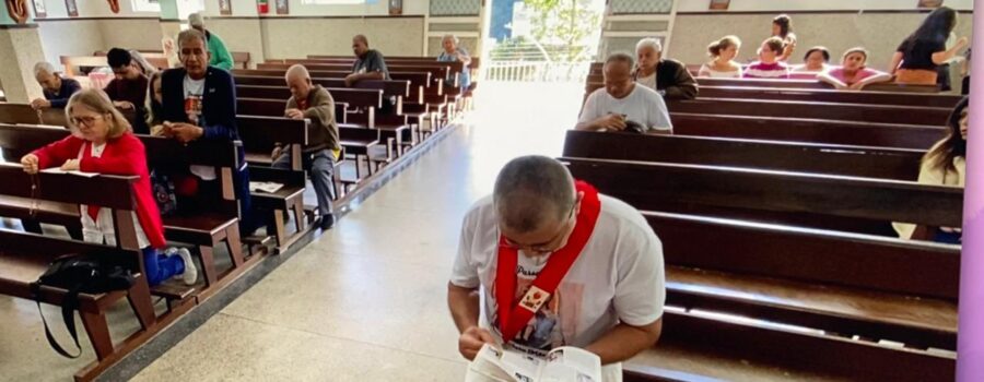 Terço dos Homens em Família: Mestre Polêmico. Igreja Nossa Senhora Mãe de Deus, Bairro Nossa Senhora de Lourdes, Juiz de Fora, Minas Gerais/MG, Brasil. Registro de Capoeira Estrela Dalva - Artista Plástica e Cineasta Salete Libardoni. IMG_3839. 4,03 GB. 09h17. Domingo, 29 de Junho de 2025. HD 1080p. MOV. Universidade Livre de Estudos Culturais da Capoeira - Universidade da Capoeira - UNICAPOEIRA, Instituto de Educação Socioambiental - IESAMBI, Associação de Capoeira - ASCA e Grupo de Capoeira MEIA LUA - Fundado Terça-feira, 29 de Maio de 1962. http://universidadedacapoeira.com/ Seja membro deste canal e ganhe benefícios: https://www.youtube.com/channel/UCE6HrA5Y_VZ4-hgw8FG13aw/join PIX - polemico72@hotmail.com