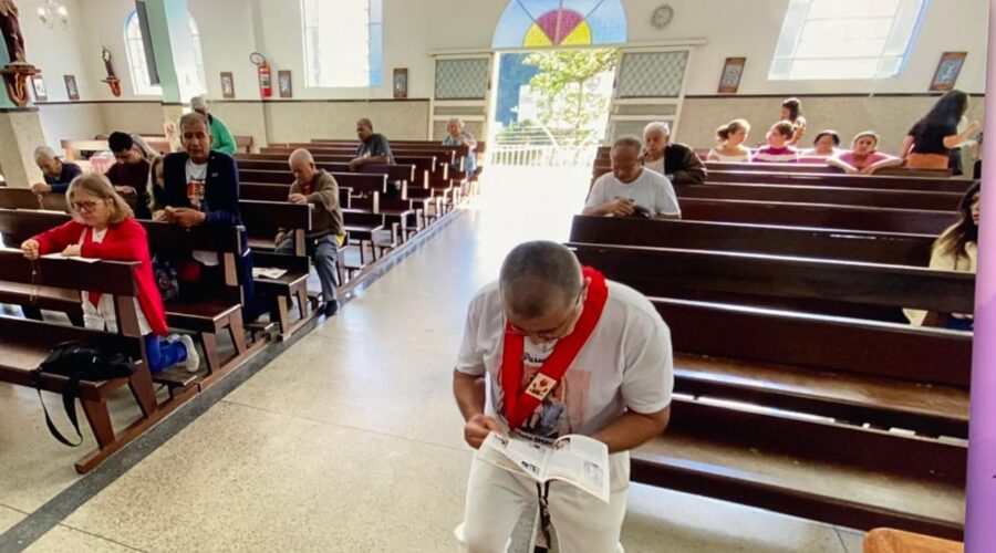 Terço dos Homens em Família: Mestre Polêmico. Igreja Nossa Senhora Mãe de Deus, Bairro Nossa Senhora de Lourdes, Juiz de Fora, Minas Gerais/MG, Brasil. Registro de Capoeira Estrela Dalva - Artista Plástica e Cineasta Salete Libardoni. IMG_3839. 4,03 GB. 09h17. Domingo, 29 de Junho de 2025. HD 1080p. MOV. Universidade Livre de Estudos Culturais da Capoeira - Universidade da Capoeira - UNICAPOEIRA, Instituto de Educação Socioambiental - IESAMBI, Associação de Capoeira - ASCA e Grupo de Capoeira MEIA LUA - Fundado Terça-feira, 29 de Maio de 1962. http://universidadedacapoeira.com/ Seja membro deste canal e ganhe benefícios: https://www.youtube.com/channel/UCE6HrA5Y_VZ4-hgw8FG13aw/join PIX - polemico72@hotmail.com