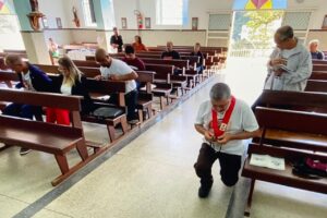 Terço dos Homens em Família: Ministro Extraordinário da Sagrada Comunhão Alexander Azalim. Igreja Nossa Senhora Mãe de Deus, Bairro Nossa Senhora de Lourdes, Juiz de Fora, Minas Gerais/MG, Brasil. Registro de Capoeira Estrela Dalva - Artista Plástica e Cineasta Salete Libardoni. IMG_3640. 3,92 GB. 09h15. Domingo, 22 de Junho de 2025. HD 1080p. MOV. Universidade Livre de Estudos Culturais da Capoeira - Universidade da Capoeira - UNICAPOEIRA, Instituto de Educação Socioambiental - IESAMBI, Associação de Capoeira - ASCA e Grupo de Capoeira MEIA LUA - Fundado Terça-feira, 29 de Maio de 1962. http://universidadedacapoeira.com/ Seja membro deste canal e ganhe benefícios: https://www.youtube.com/channel/UCE6HrA5Y_VZ4-hgw8FG13aw/join PIX - polemico72@hotmail.com