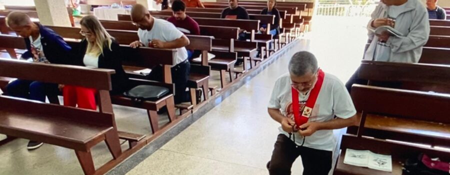 Terço dos Homens em Família: Ministro Extraordinário da Sagrada Comunhão Alexander Azalim. Igreja Nossa Senhora Mãe de Deus, Bairro Nossa Senhora de Lourdes, Juiz de Fora, Minas Gerais/MG, Brasil. Registro de Capoeira Estrela Dalva - Artista Plástica e Cineasta Salete Libardoni. IMG_3640. 3,92 GB. 09h15. Domingo, 22 de Junho de 2025. HD 1080p. MOV. Universidade Livre de Estudos Culturais da Capoeira - Universidade da Capoeira - UNICAPOEIRA, Instituto de Educação Socioambiental - IESAMBI, Associação de Capoeira - ASCA e Grupo de Capoeira MEIA LUA - Fundado Terça-feira, 29 de Maio de 1962. http://universidadedacapoeira.com/ Seja membro deste canal e ganhe benefícios: https://www.youtube.com/channel/UCE6HrA5Y_VZ4-hgw8FG13aw/join PIX - polemico72@hotmail.com