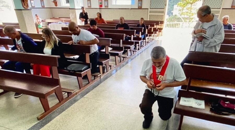 Terço dos Homens em Família: Ministro Extraordinário da Sagrada Comunhão Alexander Azalim. Igreja Nossa Senhora Mãe de Deus, Bairro Nossa Senhora de Lourdes, Juiz de Fora, Minas Gerais/MG, Brasil. Registro de Capoeira Estrela Dalva - Artista Plástica e Cineasta Salete Libardoni. IMG_3640. 3,92 GB. 09h15. Domingo, 22 de Junho de 2025. HD 1080p. MOV. Universidade Livre de Estudos Culturais da Capoeira - Universidade da Capoeira - UNICAPOEIRA, Instituto de Educação Socioambiental - IESAMBI, Associação de Capoeira - ASCA e Grupo de Capoeira MEIA LUA - Fundado Terça-feira, 29 de Maio de 1962. http://universidadedacapoeira.com/ Seja membro deste canal e ganhe benefícios: https://www.youtube.com/channel/UCE6HrA5Y_VZ4-hgw8FG13aw/join PIX - polemico72@hotmail.com