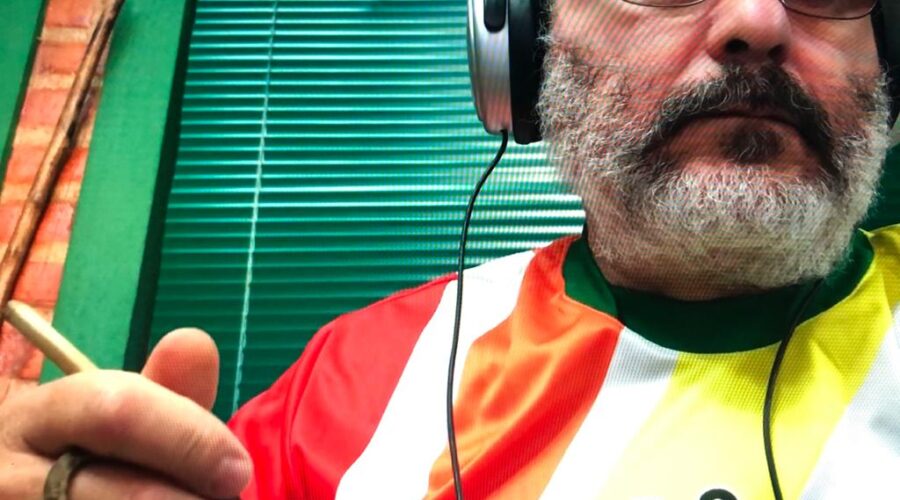 Berimbau: Solo. Cantar - Beto - Alberto de Castro Guedes. Sala de Entrar, Tigüera 360, Juiz de Fora, Minas Gerais/MG, Brasil. Registro de Capoeira Mestre Polêmico - Professor João Couto Teixeira. IMG_2861. 246,7 MB. 07h37. 27 de maio de 2020.