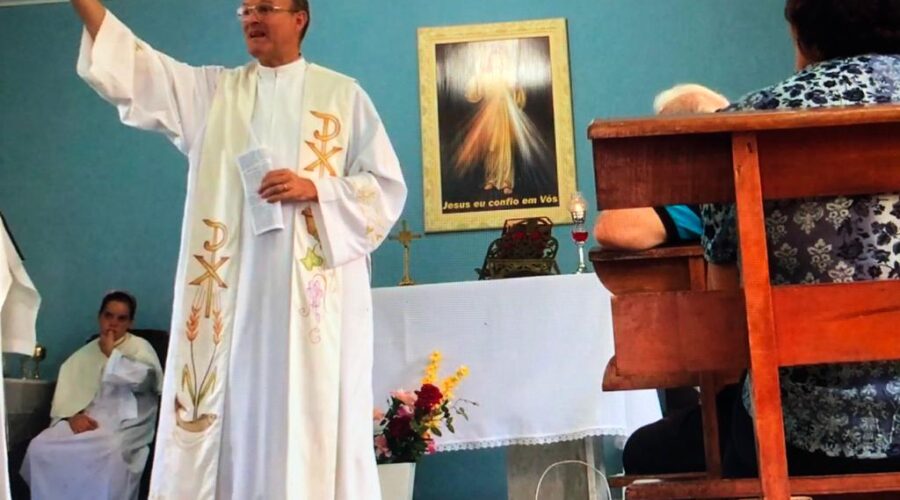 Celebração Eucarística: Padre José Vicente Damasceno. Ministro da Palavra Alcides João Parizoto. Capela da Divina Misericórdia, Residencial Café Planalto, Sobradinho, Distrito Federal/DF, Brasil. Registro de Capoeira Mestre Polêmico - Professor João Couto Teixeira. IMG_4675. 7,18 GB. 18h08. 21 de novembro de 2015.