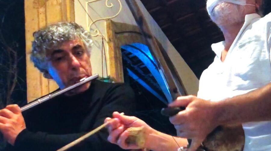 Som: Flauta e Berimbau. Têvo - Estêvão Couto Teixeira e Capoeira Mestre Polêmico - Professor João Couto Teixeira. Tigüera 110, Juiz de Fora, Minas Gerais/MG, Brasil. Registro de Capoeira Mestre Polêmico - Professor João Couto Teixeira. IMG_3977. 1,01 GB. 20h14. 21 de junho de 2020.