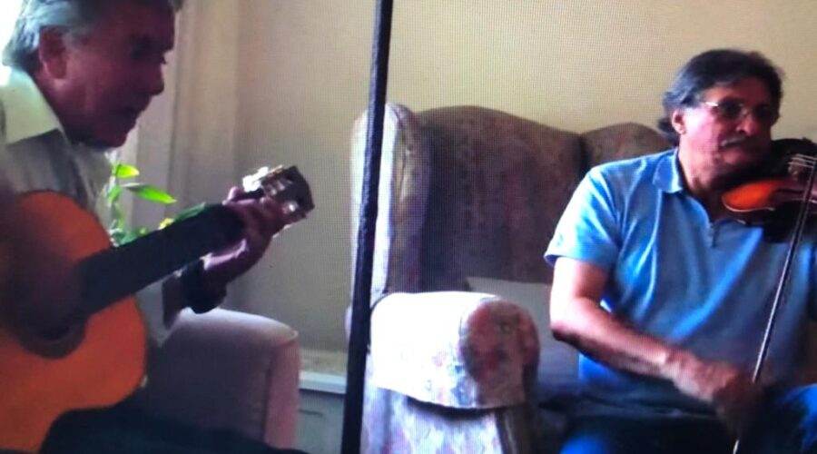 Roniel de Andrada - Violão e Jorge Martins Rodrigues - Violino: Estradeiro, Música de Roniel e Letra de Nonô. Eixo Rio/SP. Mires Pereira de Carvalho. Casa de Neném - Ana Maria Couto Teixeira, Brasília, Distrito Federal/DF, Brasil. Registro de Capoeira Mestre Polêmico - Professor João Couto Teixeira. IMG_0898. 216,7 MB. 14h02. 19 de janeiro de 2014.