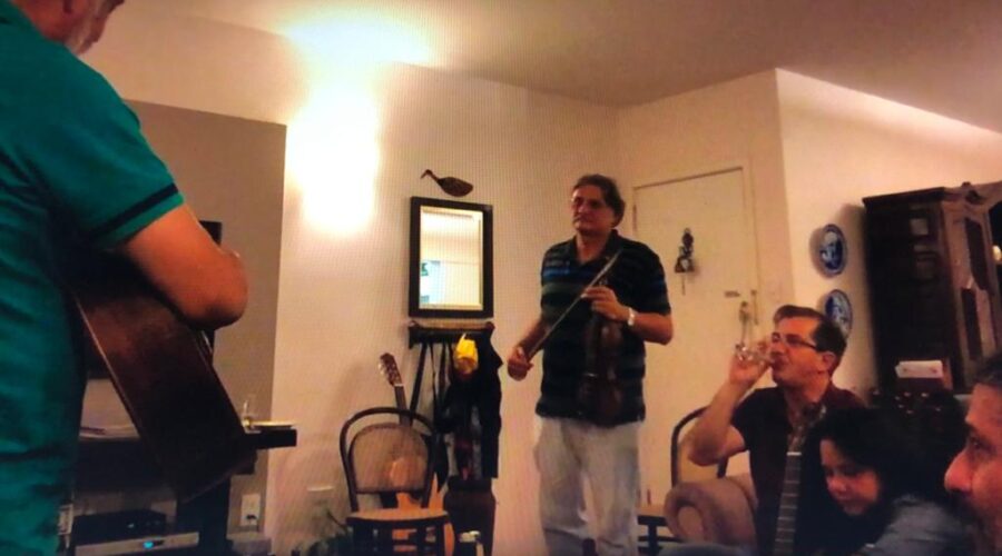 Seresta: Artur, Dulce Bracher, Kepler, Juliana, Dilma, Neném - Ana Maria Couto Teixeira, Salete Libardoni e Jorge Martins Rodrigues - Solando. Super Quadra Sul, Quadra 206, Bloco K, Apartamento 105, Brasília, Distrito Federal/DF, Brasil. Registro de Capoeira Mestre Polêmico - Professor João Couto Teixeira. IMG_3928. 198,1 MB. 13h05. 16 de julho de 2015.