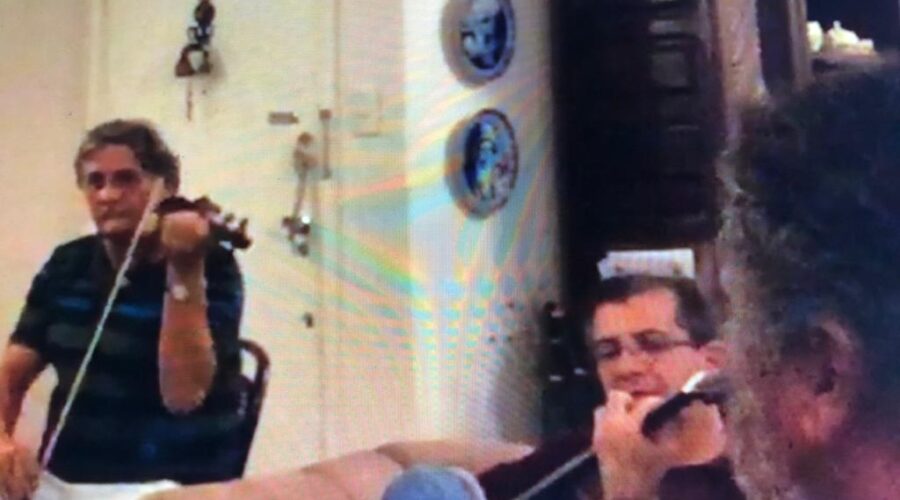 Seresta: Artur, Dulce Bracher, Kepler, Juliana, Dilma, Neném - Ana Maria Couto Teixeira, Salete Libardoni e Jorge Martins Rodrigues, Som de Carrilhões - Kximbinho. Super Quadra Sul, Quadra 206, Bloco K, Apartamento 105, Brasília, Distrito Federal/DF, Brasil. Registro de Capoeira Mestre Polêmico - Professor João Couto Teixeira. IMG_3927. 506,9 MB. 13h04. 16 de julho de 2015.