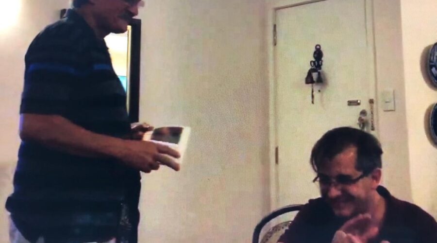 Seresta: Artur, Dulce Bracher, Kepler, Juliana, Dilma, Neném - Ana Maria Couto Teixeira, Salete Libardoni e Jorge Martins Rodrigues, Soneto para um Homem Bom - Jorge Meireles. Super Quadra Sul, Quadra 206, Bloco K, Apartamento 105, Brasília, Distrito Federal/DF, Brasil. Registro de Capoeira Mestre Polêmico - Professor João Couto Teixeira. IMG_3920. 197,2 MB. 12h51. 16 de julho de 2015.