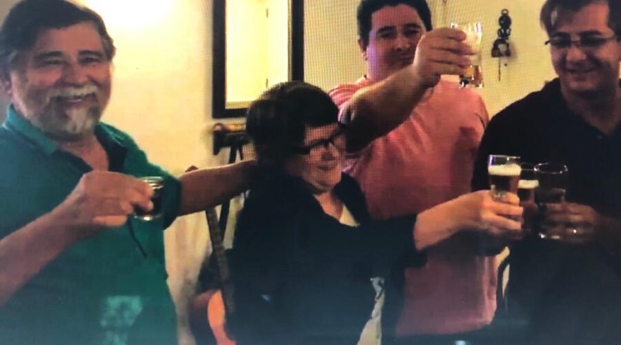 Seresta: Artur, Dulce Bracher, Kepler, Juliana, Dilma, Neném - Ana Maria Couto Teixeira, Jorge Martins Rodrigues e Salete Libardoni. Brinde à Amizade. Super Quadra Sul, Quadra 206, Bloco K, Apartamento 105, Brasília, Distrito Federal/DF, Brasil. Registro de Capoeira Mestre Polêmico - Professor João Couto Teixeira. IMG_3902. 515,4 MB. 12h49. 16 de julho de 2015.