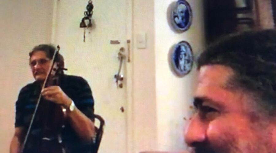 Seresta: Artur - Choro II, Dulce Bracher, Kepler, Juliana, Dilma, Neném - Ana Maria Couto Teixeira, Jorge Martins Rodrigues e Salete Libardoni. Super Quadra Sul, Quadra 206, Bloco K, Apartamento 105, Brasília, Distrito Federal/DF, Brasil. Registro de Capoeira Mestre Polêmico - Professor João Couto Teixeira. IMG_3926. 372,7 MB. 13h03. 16 de julho de 2015.