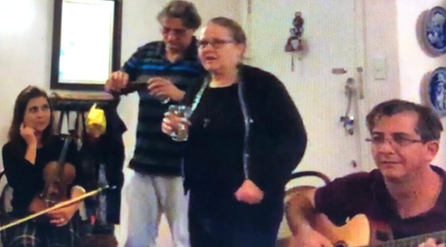 Seresta: Dulce Bracher, Kepler, Juliana, Dilma, Neném - Ana Maria Couto Teixeira, Jorge Martins Rodrigues, Salete Libardoni e Artur. Foi Um Sonho - Parceria com Faustino Teixeira Neto, Vencedora de Festival em 1970. Super Quadra Sul, Quadra 206, Bloco K, Apartamento 105, Brasília, Distrito Federal/DF, Brasil. Registro de Capoeira Mestre Polêmico - Professor João Couto Teixeira. IMG_3924. 885,7 MB. 12h58. 16 de julho de 2015.