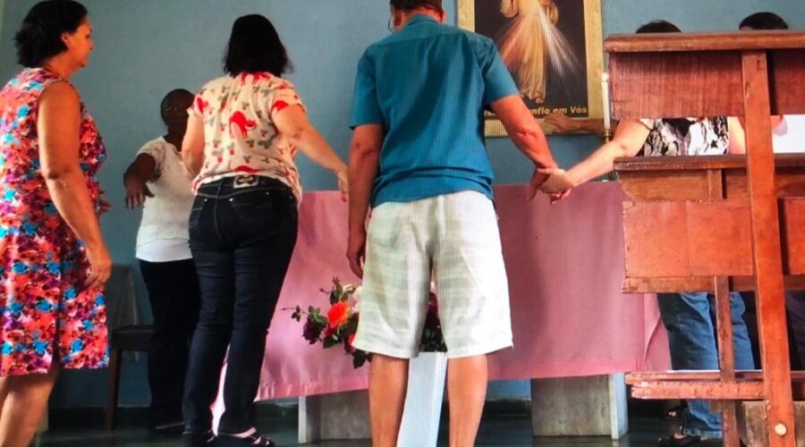 Terço: Capela da Divina Misericórdia. Ministro da Palavra Alcides João Parizoto, Osvaldo Pereira de Araújo, Antônia, Cristina e Salete Libardoni. Residencial Café Planalto, Sobradinho, Distrito Federal/DF, Brasil. Registro de Capoeira Mestre Polêmico - Professor João Couto Teixeira. IMG_4569. 2,92 GB. 15h04. 20 de novembro de 2015.