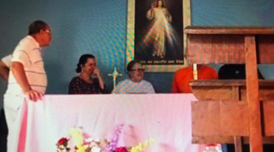 Terço da Misericórdia: Ministro da Palavra Alcides João Parizoto. Salete Libardoni, Osvaldo Pereira de Araújo e Cristina. Capela da Divina Misericórdia, Residencial Café Planalto, Sobradinho, Distrito Federal/DF, Brasil. Registro de Capoeira Mestre Polêmico - Professor João Couto Teixeira. IMG_3619. 1,6 GB. 15h08. 10 de julho de 2015.