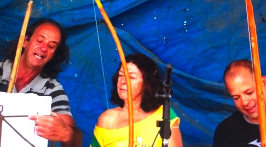 Universidade Livre de Estudos Culturais da Capoeira - Universidade da Capoeira - UNICAPOEIRA: Orquestra Harmônica de Berimbaus. Com a Palavra Mestre Boca Senzala - Humberto Barbosa de Sousa. Mestre Bom Menino, Peter Faluhelyi e Laura Cavalieri Bisio. Chácara Pau D'Óleo, Residencial Café Planalto, Sobradinho, Distrito Federal/DF, Brasil. Registro de Capoeira Mestre Polêmico - Professor João Couto Teixeira. IMG_3555. 515,2 MB. 12h11. 12 de julho de 2014.